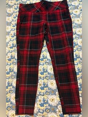 Torrid womens size 1 1R red and black plaid pixie pants